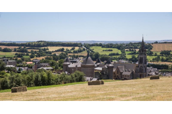 Vue de Sillé le Guillaume depuis la colline du Haut-Eclair Inventaire des Pays de la Loire/P.-B. Fourny